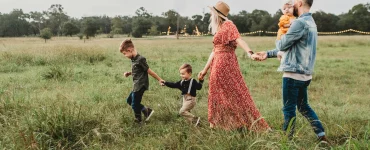 Une famille se promenant dans la nature