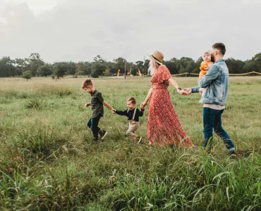 Une famille se promenant dans la nature