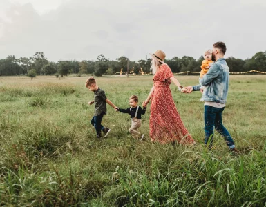 Une famille se promenant dans la nature