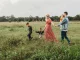 Une famille se promenant dans la nature