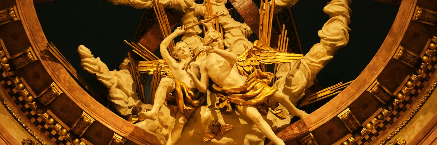Un plafond orné de sculptures de chérubins