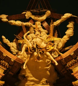 Un plafond orné de sculptures de chérubins