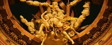 Un plafond orné de sculptures de chérubins