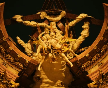 Un plafond orné de sculptures de chérubins