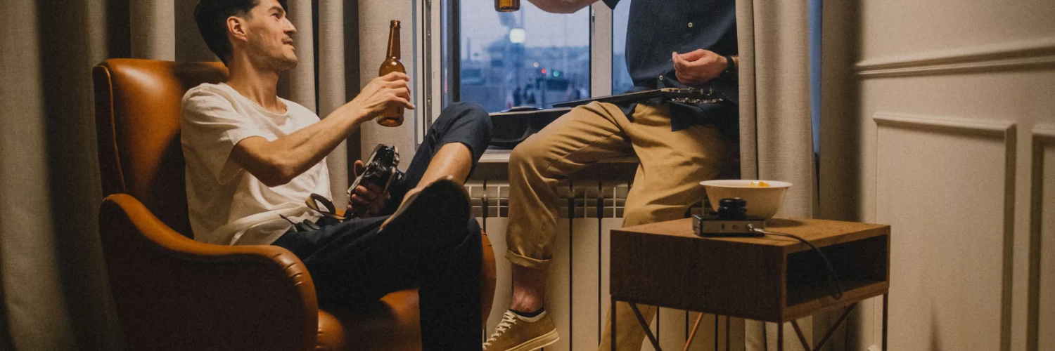 contrat de colocation : des colocataires buvant de la bière