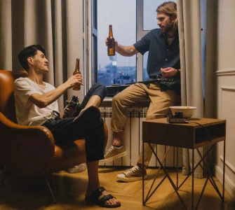 contrat de colocation : des colocataires buvant de la bière