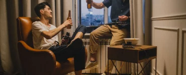 contrat de colocation : des colocataires buvant de la bière