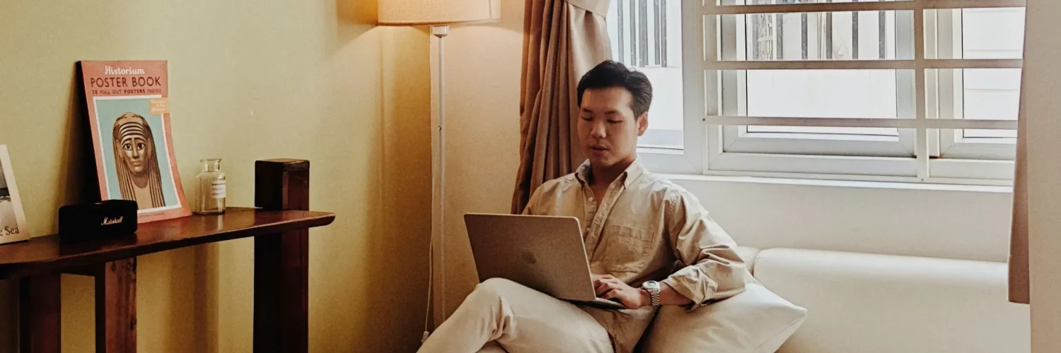 Un touriste chinois dans un appartement airbnb
