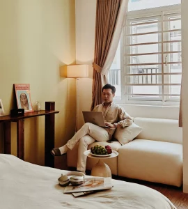 Un touriste chinois dans un appartement airbnb