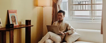 Un touriste chinois dans un appartement airbnb