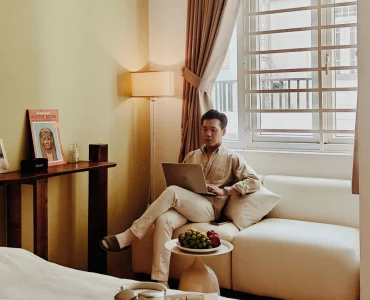 Un touriste chinois dans un appartement airbnb
