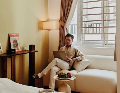 Un touriste chinois dans un appartement airbnb