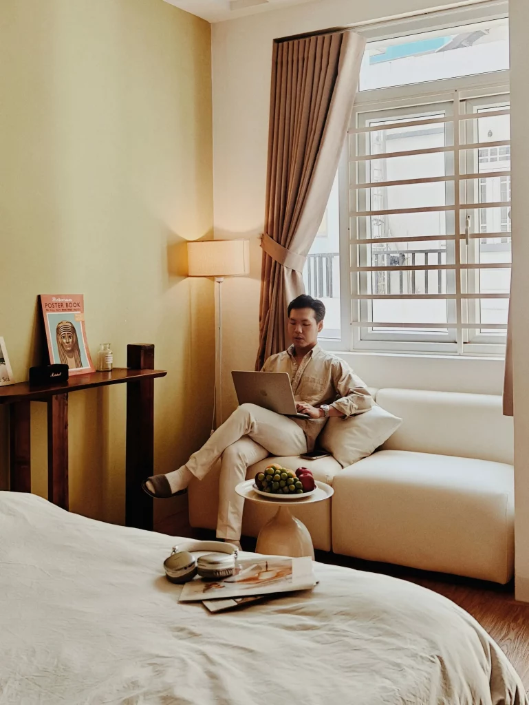 Un touriste chinois dans un appartement airbnb