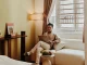 Un touriste chinois dans un appartement airbnb