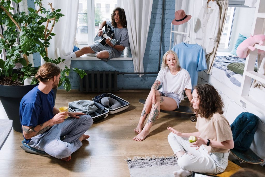 Des amis dans une résidence airbnb