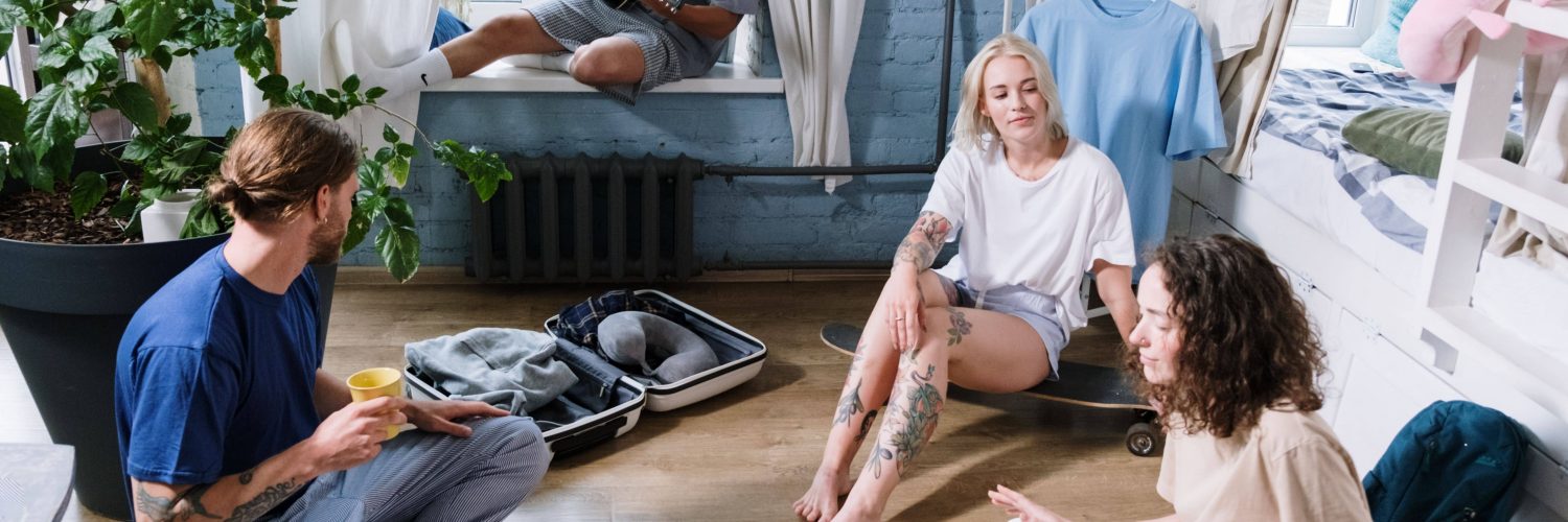 Des amis dans une résidence airbnb