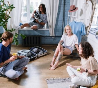 Des amis dans une résidence airbnb