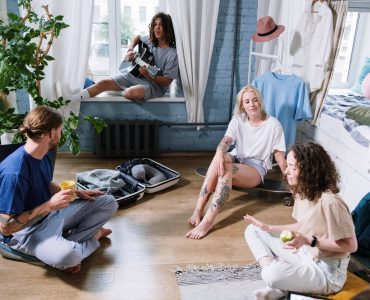 Des amis dans une résidence airbnb