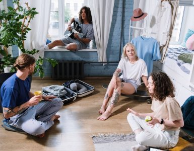 Des amis dans une résidence airbnb