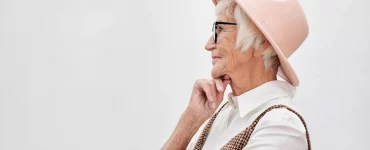 Une veille dame en train de réfléchir