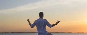 Un homme tenant l'équilibre devant une rivière
