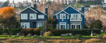 2 maisons bleues au bord d'une rivière