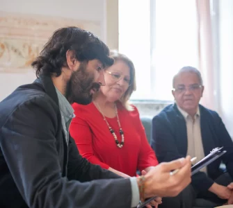 Un conseiller en gestion de patrimoine immobilier en réunion avec un couple