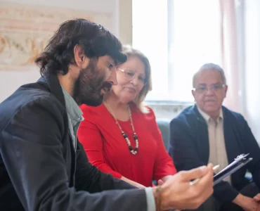 Un conseiller en gestion de patrimoine immobilier en réunion avec un couple