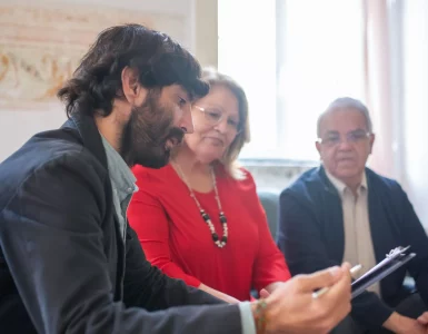Un conseiller en gestion de patrimoine immobilier en réunion avec un couple