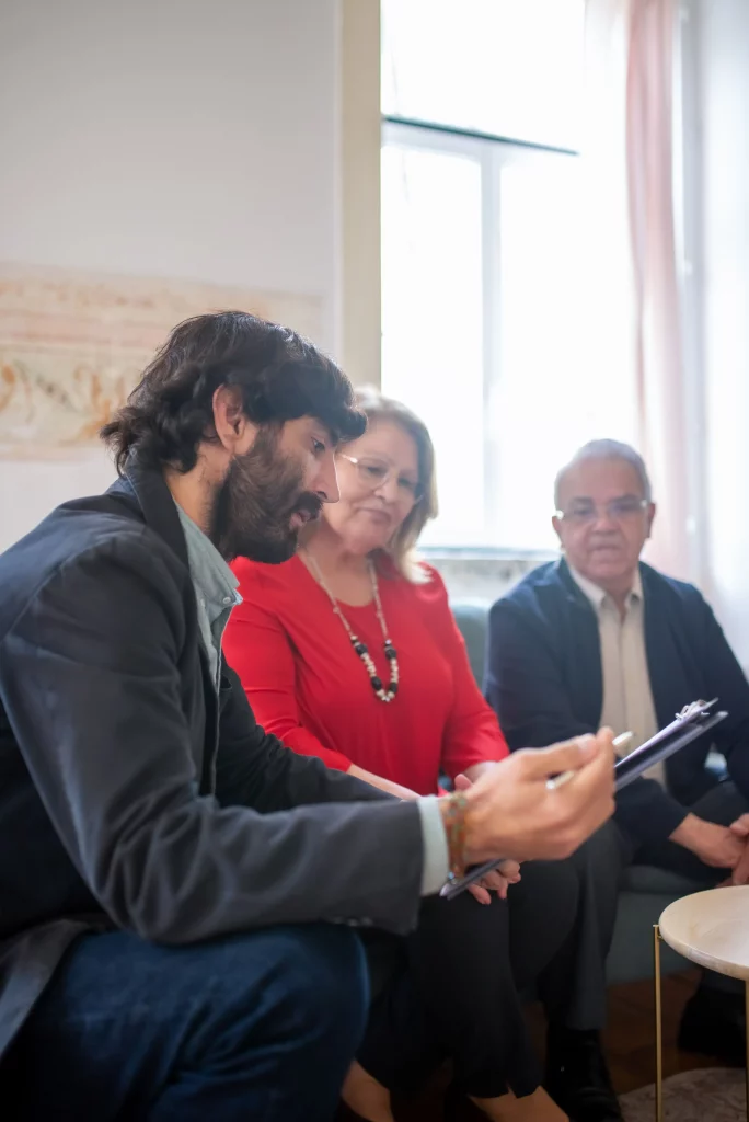 Un conseiller en gestion de patrimoine immobilier en réunion avec un couple