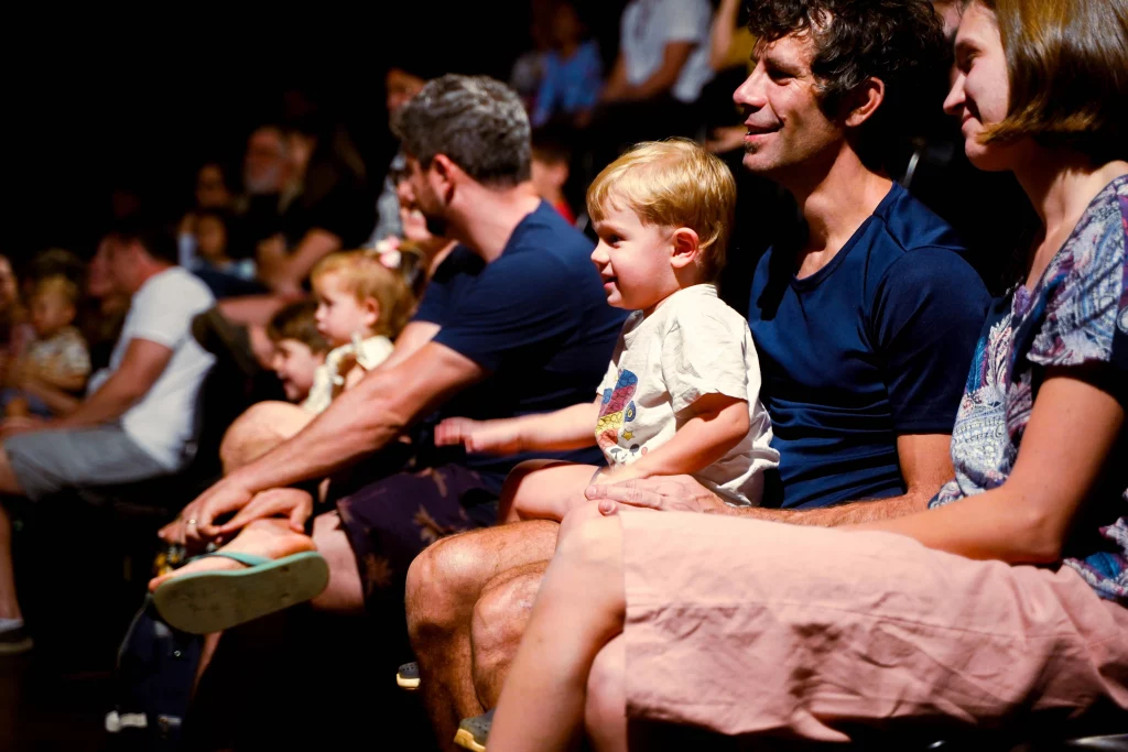 des familles regardant un match