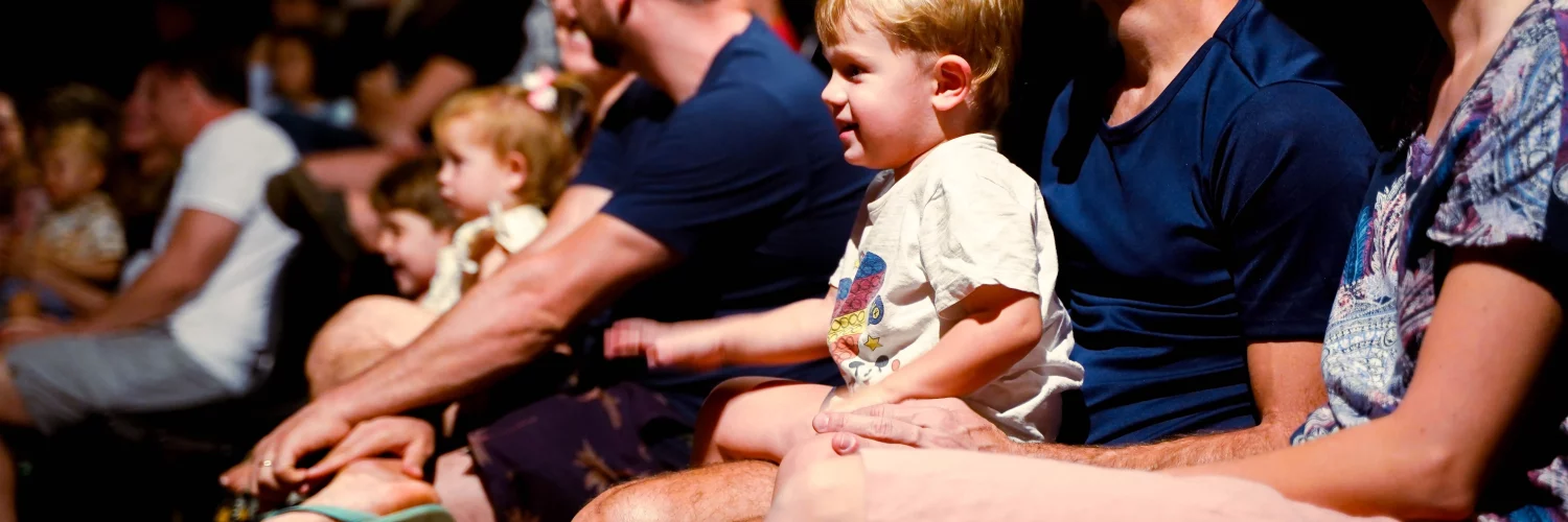 des familles regardant un match