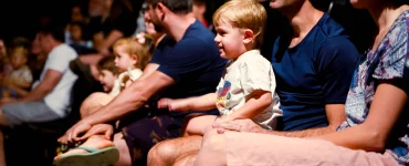 des familles regardant un match