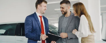 Une réunion entre un conseiller et ses clients