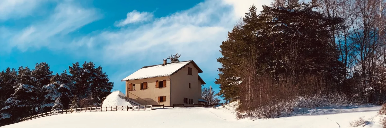 Une maison de campagne au milieu de la neige