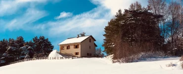 Une maison de campagne au milieu de la neige