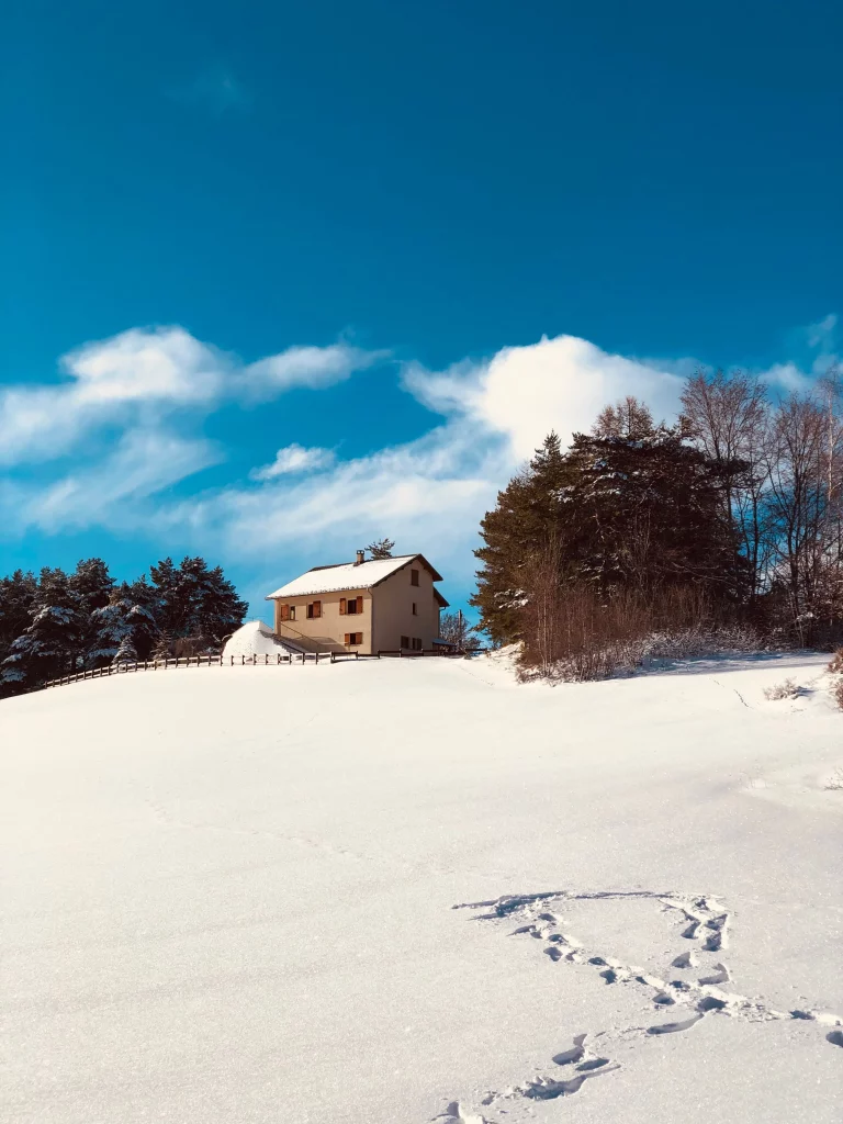 Une maison de campagne au milieu de la neige