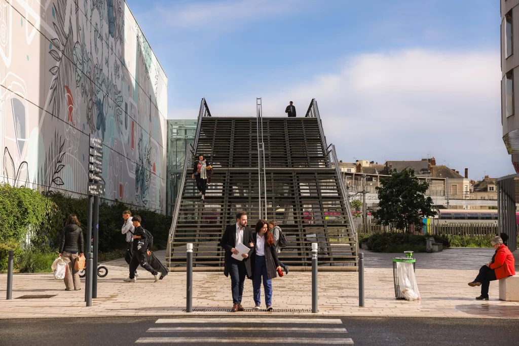Des gens marchant dans une ville française