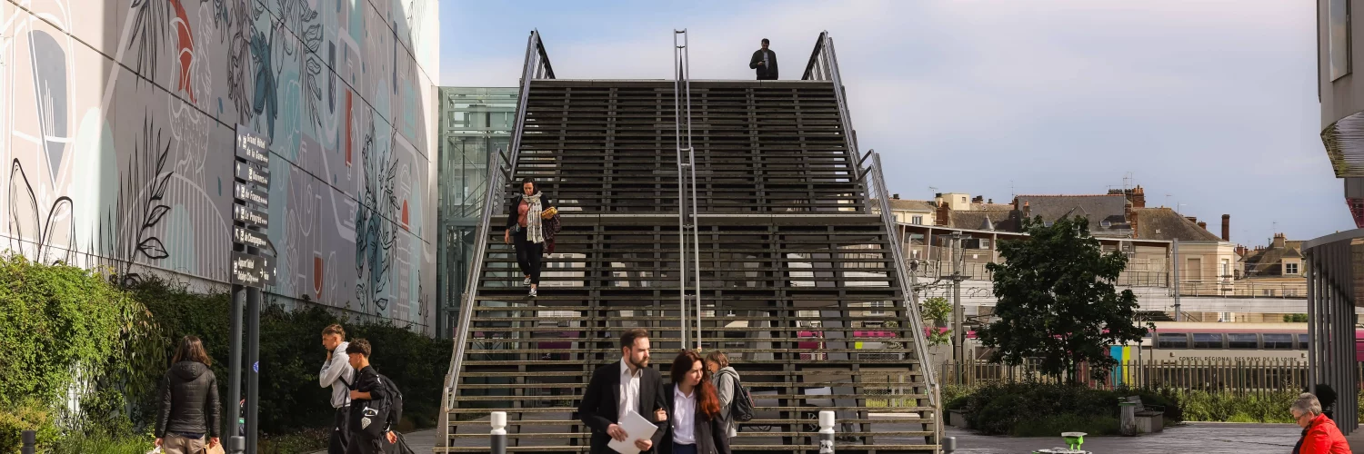 Des gens marchant dans une ville française