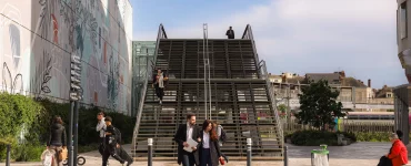 Des gens marchant dans une ville française