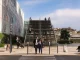 Des gens marchant dans une ville française
